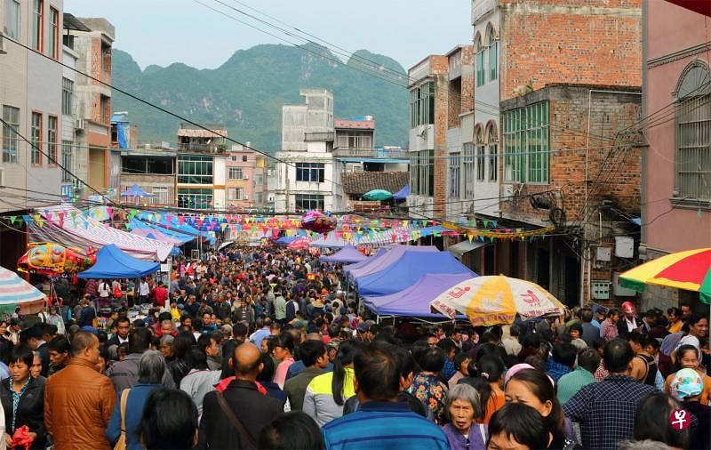 向都镇“霜降圩”上的热闹景象。