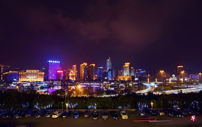 南宁民歌湖夜色。环绕民歌湖的歌厅等娱乐场所众多。