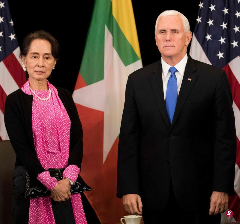 出席亚细安峰会及系列会议的缅甸国务资政翁山淑枝（左）和美国副总统彭斯在场边就罗兴亚人课题进行交流。（法新社）