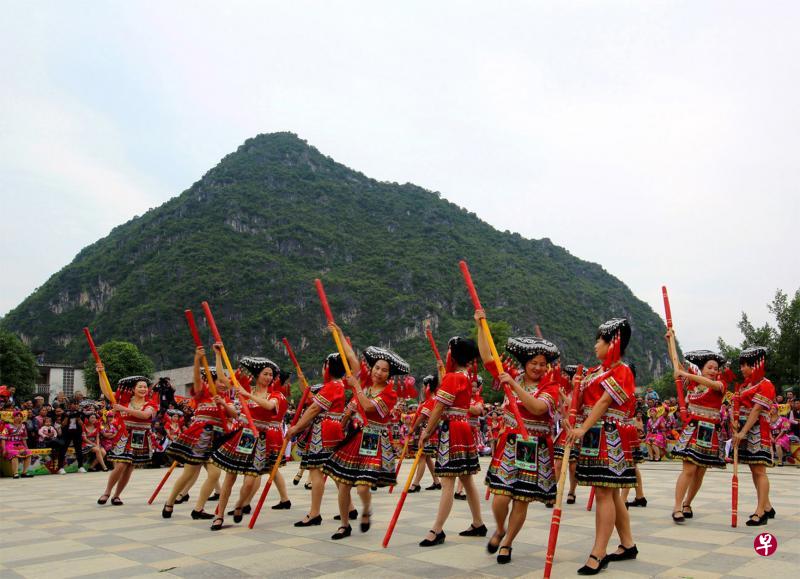 展现农耕时代稻作生活的壮族“打榔舞”将霜降节推向高潮。（王远昌摄）