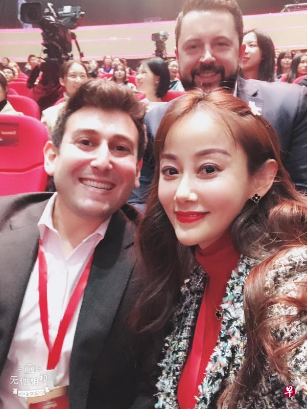 浙江卫视营销中心副主任兼版权产业经营部主任汪冰冰（右）说，《我就是演员》模式的输出，是文化自信最好的表现。