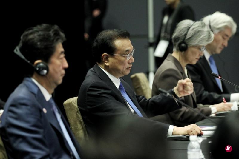 中国总理李克强（左二）、日本首相安倍晋三（左一）和代表韩国总统文在寅的外交部长康京和（左三）出席“亚细安加三”峰会。（陈渊庄摄）