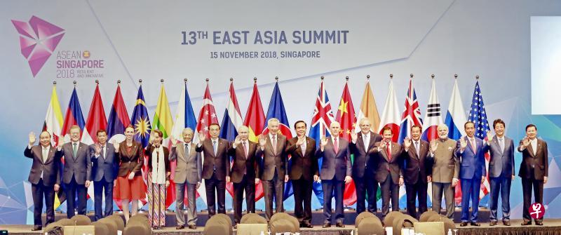 第13届东亚峰会昨午举行，除了亚细安10国领导人出席，美国、中国、日本、韩国、俄罗斯、印度、澳大利亚与新西兰八国领导人也与会。图为18名峰会领导人会前在台上合影。（唐家鸿摄）