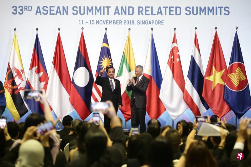 李显龙总理（右）昨天在第33届亚细安峰会及系列会议闭幕仪式上，把象征亚细安轮值主席国的木槌，交给代表下任主席国——泰国的首相巴育。（陈渊庄摄）