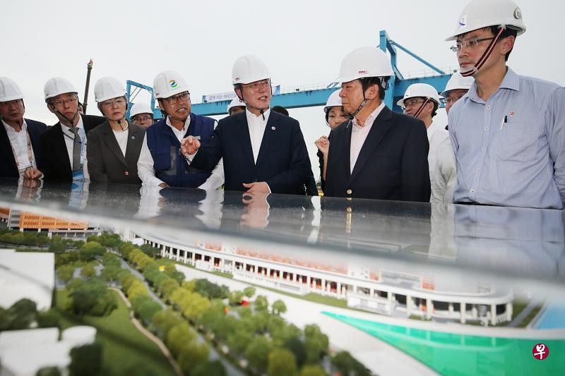 韩国总统文在寅（右三）在基础建设统筹部长兼交通部长许文远（右二）和陆交局局长鄞云斌（右一）陪同下，参观由韩国建筑公司GS工程负责承建的东海岸综合车厂建筑工地。（林国明摄）