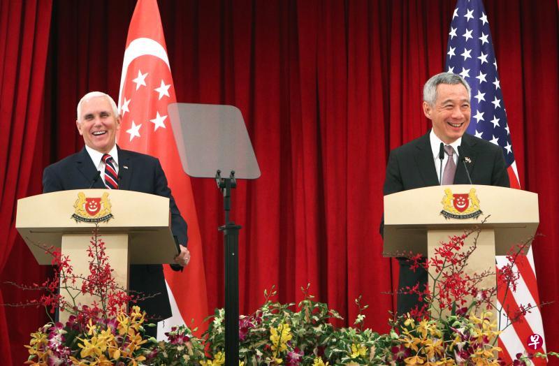 李显龙总理（右）在总统府同美国副总统彭斯举行双边会谈，新美两国将在能源、先进制造业和科技等方面建立合作伙伴关系。（林泽锐摄）