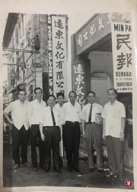 1965年金庸（右二）访问新加坡，拜访民报社长黎国华（右三），在民报楼下与本文作者郑文辉（左二），香港读者文摘负责人（左三）及本地已故报人林明洲（左一）合影。（作者提供）