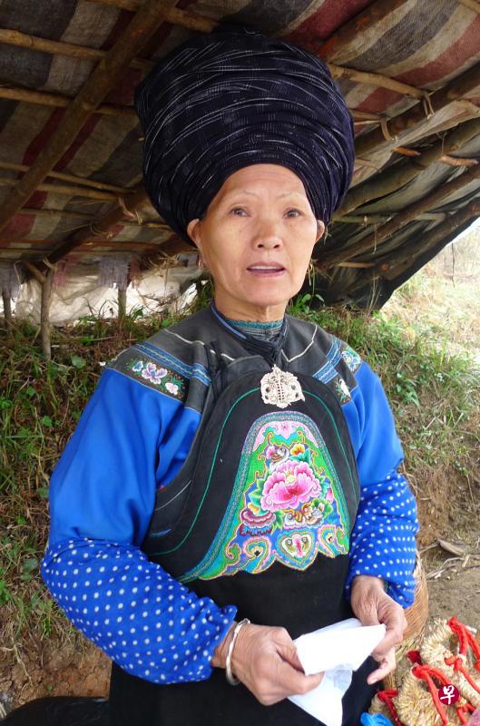 在贵州乌龙山卖药材的土家族老妈妈。