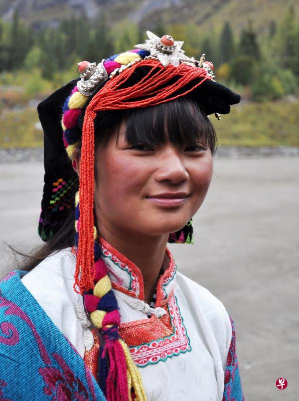 四川省的姑娘山里，许多藏族少女都身穿自己特色的服饰，兜售当地独有的纪念品 。