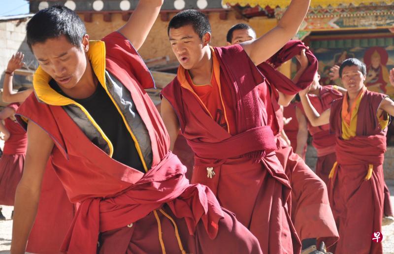香格里拉松赞林寺的喇嘛们在为祭典仪式彩排，步奏、音乐、外袍，一切是那么的古老和神秘。