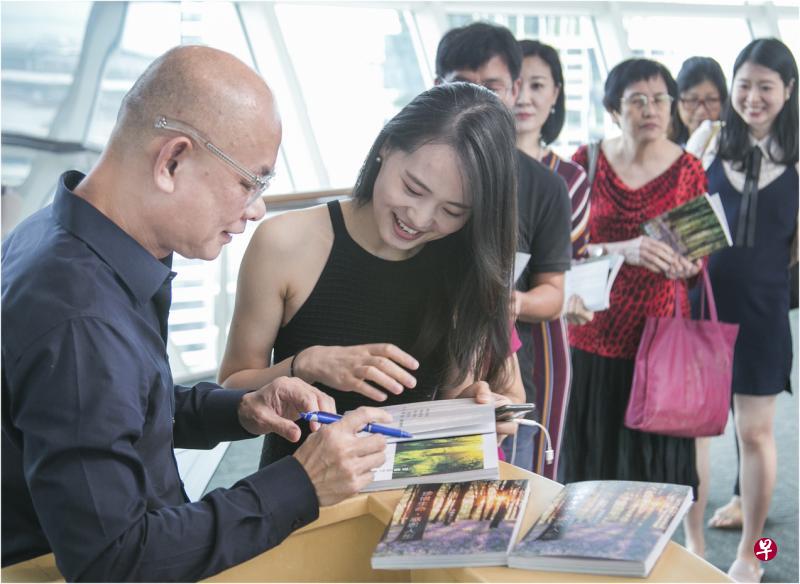 不少人在新书发布会后请卓顺发签名拍照留念。（特约熊俊华摄）