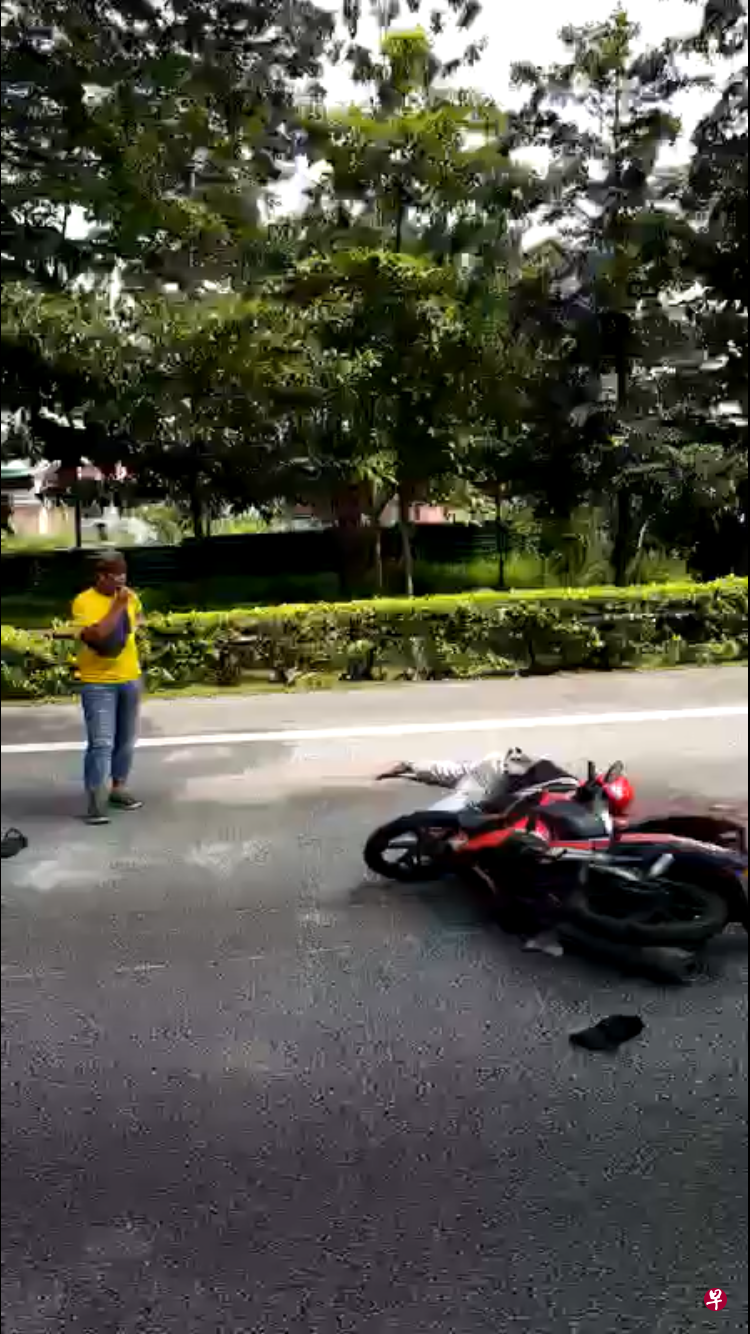 男骑士被抛飞跌在马路上，头部受重伤致死。（读者提供）