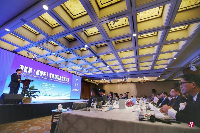 连云港市委副书记、代市长方伟11月19日（周一）晚在“2018连云港（新加坡）港航物流合作恳谈会”上致辞，为新加坡客商推介连云港的发展计划。（林国明 摄）