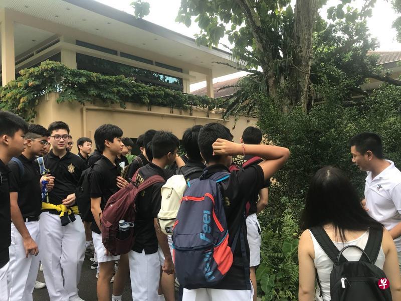 植物园内，同学们跟着工作人员了解本地植物与入侵品种（莱佛士书院学生何智诚提供）