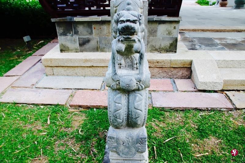 亭子四周有石雕装饰，展示徽式建筑的装饰风格。