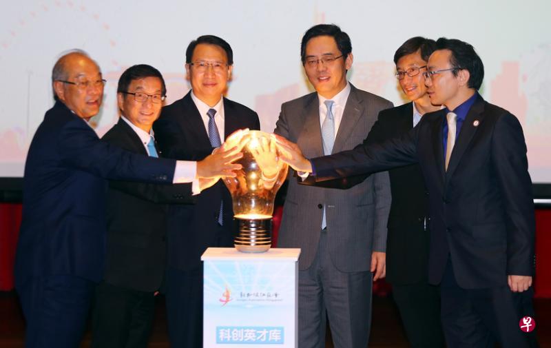 新加坡中华总商会会长黄山忠（左起）、江苏省副省长郭元强、中国驻新加坡大使洪小勇、国会议员张思乐及江苏会会长周兆呈昨天为科创英才库揭幕。（萧紫薇摄）