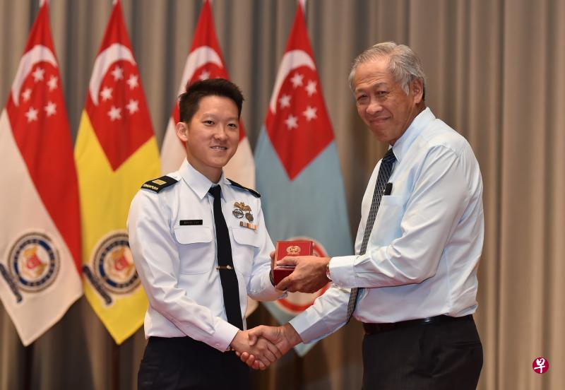 叶怀恩上尉（左）昨天从国防部长黄永宏医生（右）手中接过海外服务奖章。（国防部提供）