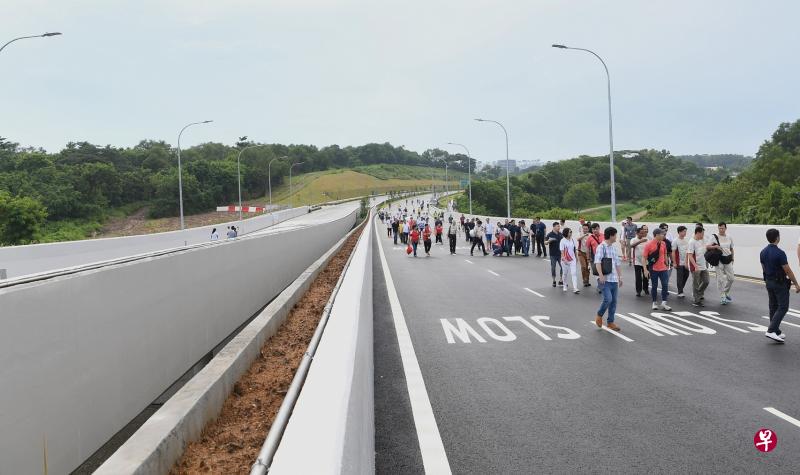 昨午通车的榜鹅中路新桥跨越实龙岗河，离开榜鹅的车辆过桥之后就会驶上直接通往KPE或TPE的哈鲁士连道，避开榜鹅新镇内的堵车路段。（海峡时报）