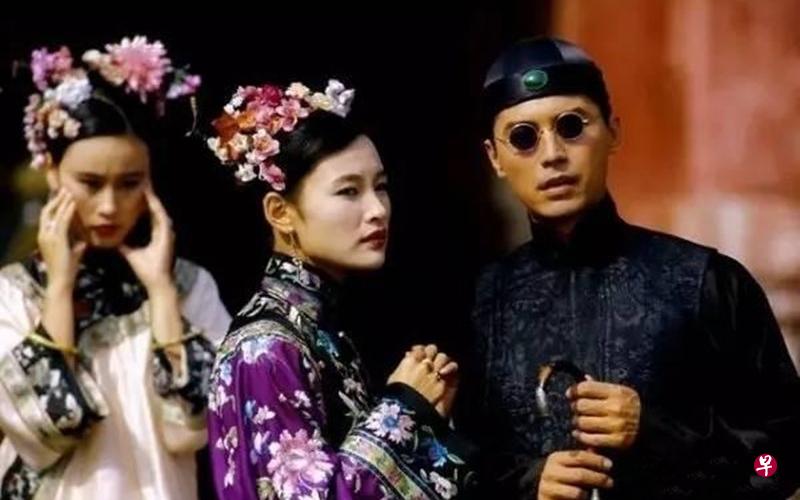 回忆《末代皇帝》的制作，陈冲（左）说像是一场八个月的婚礼，庞大热闹而混乱。右为饰演溥仪的尊龙。（互联网）