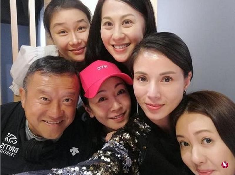 张慧仪、李若彤、江欣燕、李丽珍及袁洁莹这几位“女人俱乐部”成员日前与《女》剧监制曾志伟叙旧。（取自网络）