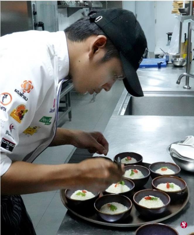 泰国酒店厨师忙碌准备海南鸡饭。（白溪君摄）