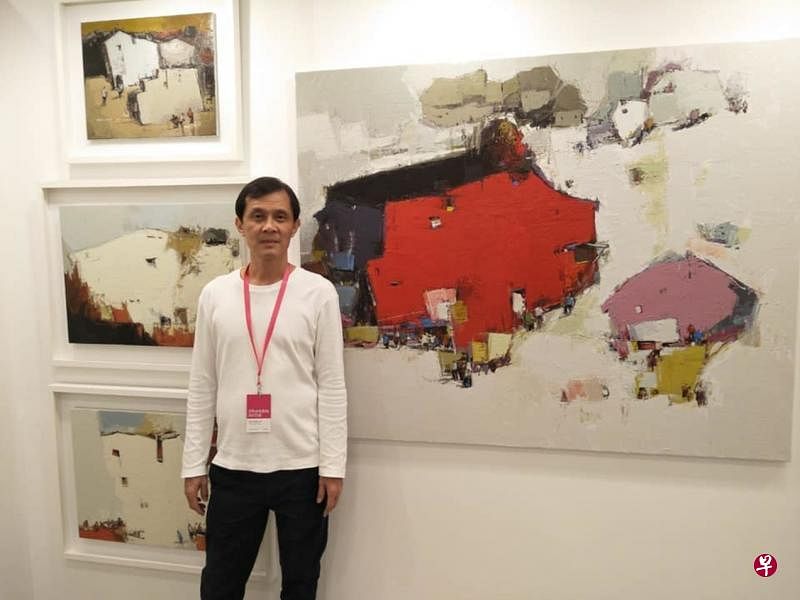 画家吕福泉本月中旬在平价艺术博览会租展位卖画。（受访者提供照片）