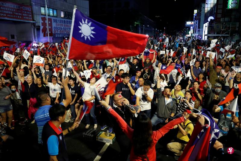 台湾九合一选举周六落下帷幕，许多高雄民众都到街头为支持的候选人打气。（路透社）