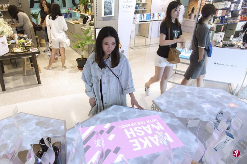 凯德商用为NomadX研创出一套智慧科技平台，吸引顾客与店内18个租户的品牌互动。（胡惠颍摄）