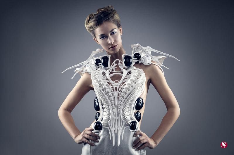 荷兰设计师Anouk Wipprecht "3D"打印的智能裙子Spider Dress 2.0。（Anouk Wipprecht）
