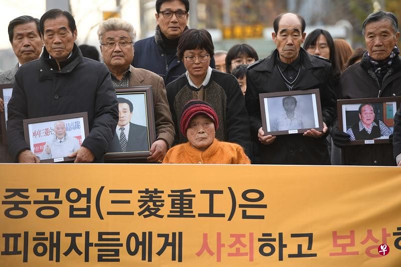 日本强征韩国劳工案受害人金圣珠（前排中）和其他受害人的亲属到法庭听审。（法新社）