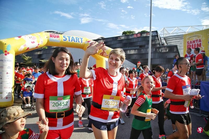 义跑参与者打扮成圣诞老人和精灵，参加第5届“Santa Run For Wishes”圣诞主题义跑。（严宣融摄）