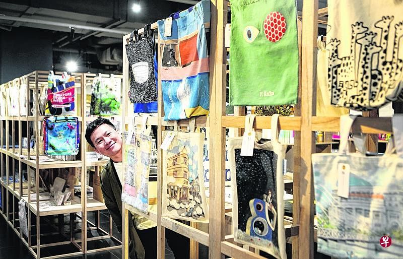 新闻从业员林方伟策展“书X包——文青时代装备展”，展出60件布袋收藏。