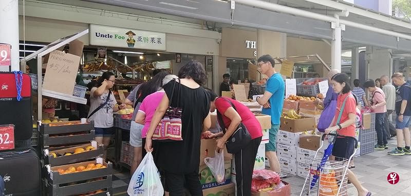 勿洛水果摊便宜售卖“丑水果”，吸引大批人潮。（林佳敏 摄）
