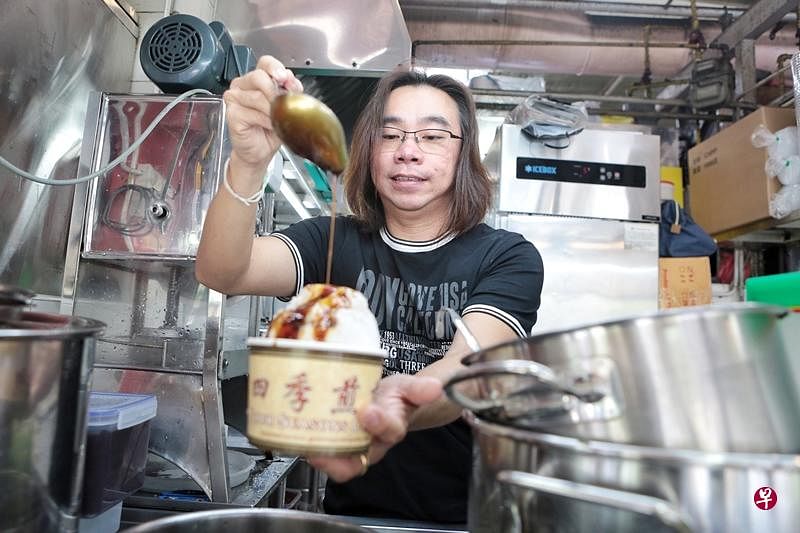 本地知名“四季煎蕊”摊主陈俊源的煎蕊是从马六甲煎蕊改良而成的。（潘万莉 摄）
