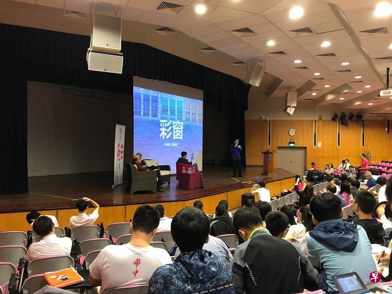 本地作家与中学生分享创作心得。（图片由圣公会中学提供）