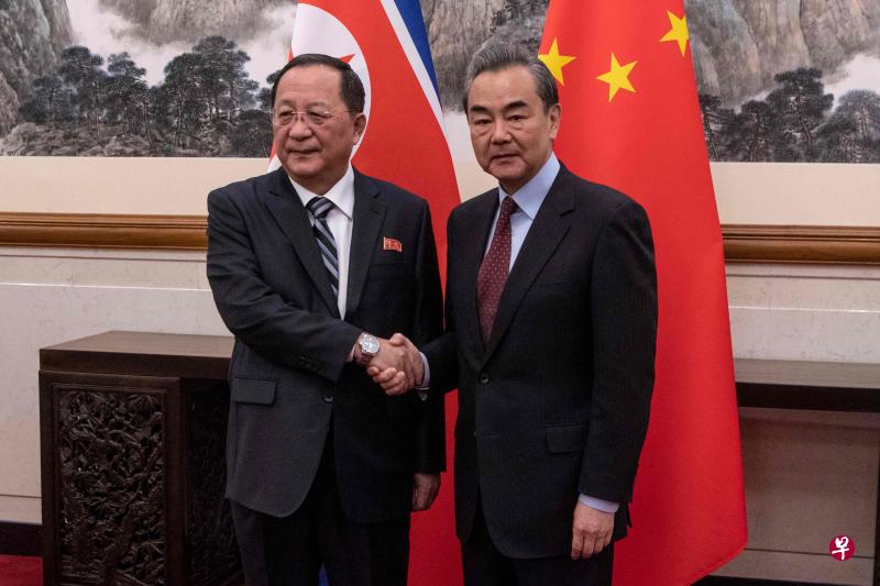 朝鲜外务相李容浩（左）今天（7日）会晤中国外长王毅（右）。（法新社）