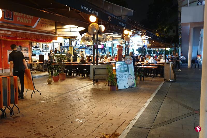 Spize勿洛分店拥有三个店面大的面积，以前平日晚餐时间都满座，不过昨晚仅坐了三分之一，其中一个店面也没有开放。（梁麒麟摄）