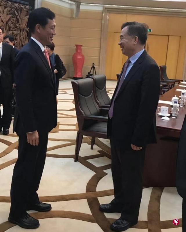 新加坡教育部长王乙康（左）前天（6日）与中共广东省委书记李希会见，就进一步加强新粤合作交换了意见。（新加坡企发局提供）