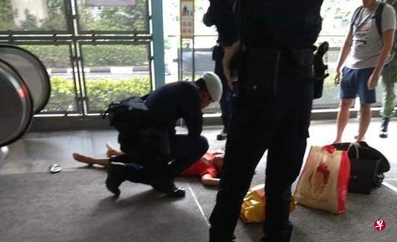 女佣跌倒后，公共交通保安指挥处人员上前查看。（取自网络）