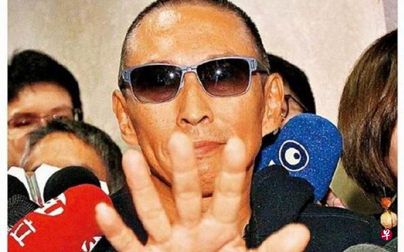 钮承泽离开时引发媒体推挤，他挥手请媒体让路。（互联网）