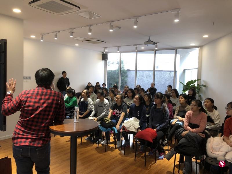 留学复旦大学的新加坡学生最近接待了许多到访的新加坡学生和老师，介绍了关于到华留学以及生活的点点滴滴。（作者提供）