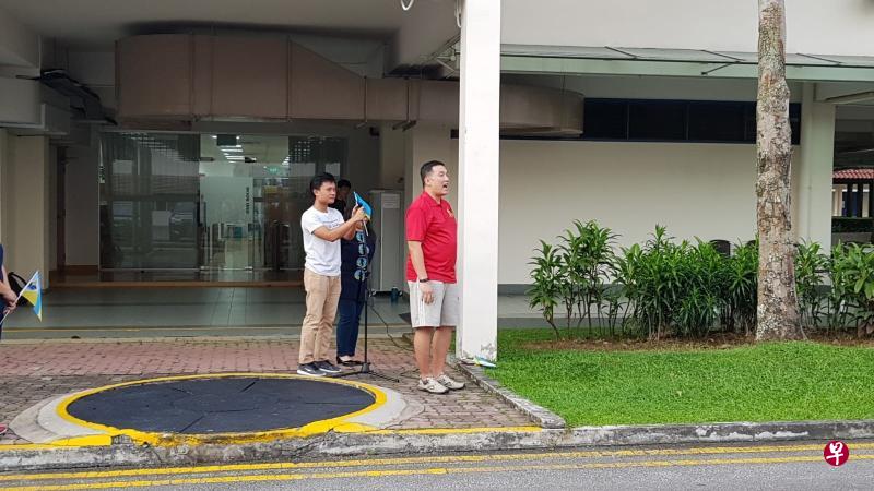 体育主任林亨汶老师指挥降旗礼。（图片由安初提供）