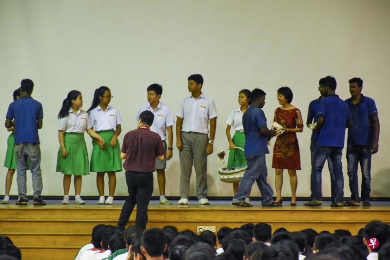 学生为建筑工人送上小礼物，祝福他们在第二故乡找到归属感。（图片由伊布拉欣中学提供）