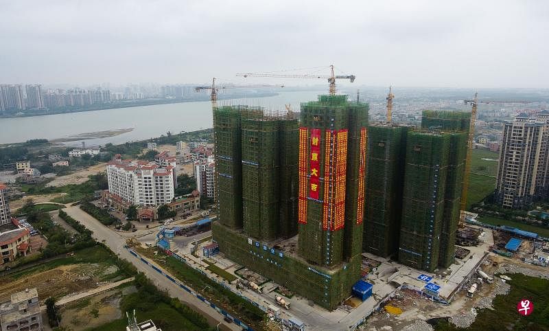 作者认为，探索建设海南自由贸易港，展现中国政府通过实际政策举措，来继续推进国内改革、扩大国内市场对外开放和推动经济全球化的决心。图为海南省首府海口的一个建筑施工场地。（新华社）