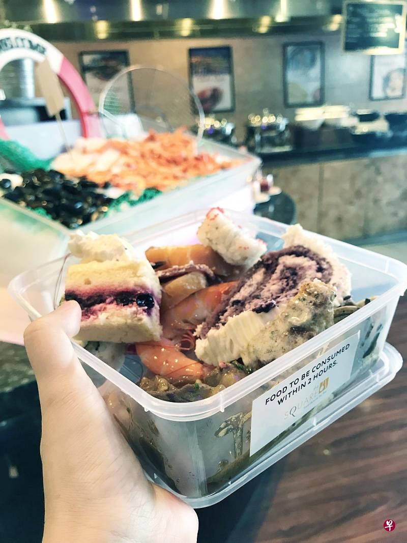 记者以10元7角打包酒店自助餐食物。（刘柳 摄）
