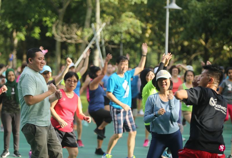 安宁·阿敏（左一）今早透露，目前鼓励健康生活的措施多数是面向整个社会，并没针对弱势群体，因此接下来将更具针对性地把健康生活信息传达给这群人。（林国明摄）