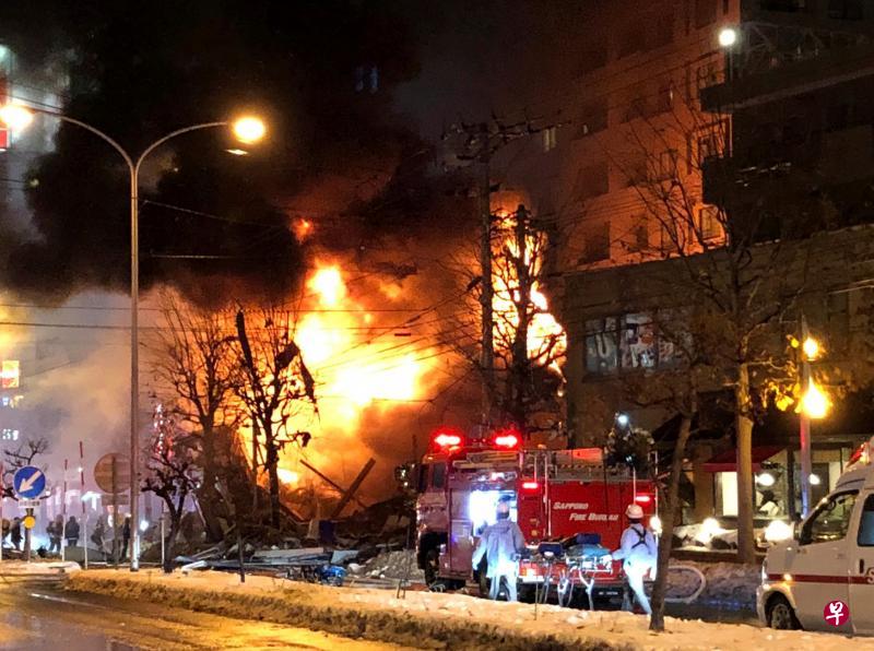 北海道札幌市一家居酒屋昨晚爆炸导致建筑起火燃烧，烈焰沖天。附近多家店铺玻璃窗被震碎，碎片散落满地。（路透社）