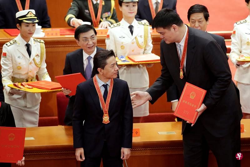 中国篮球协会主席、前NBA球员姚明（右）也获颁奖章（路透社）