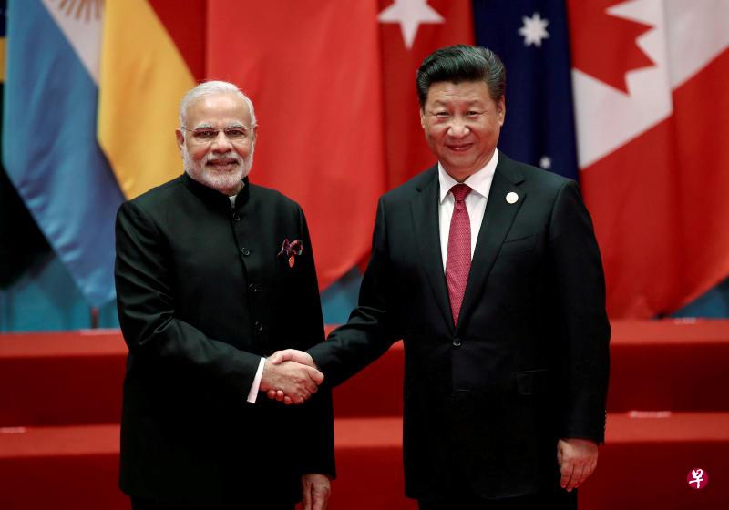 莫迪（左）在二十国集团峰会期间与中国国家主席习近平会见。（路透社）