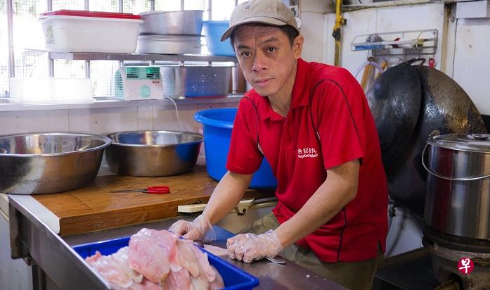 『合记鱼丸』摊主陈志明坚持选用新鲜食材。（档案照）